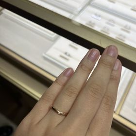 【カルティエ(Cartier)の口コミ】 シンプルながらも曲線がかわいい指輪でした。似たような指輪も見ていたの…