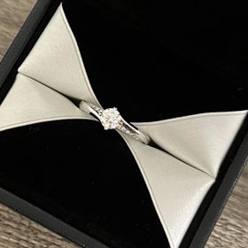 【エクセルコダイヤモンド(EXELCO DIAMOND)の口コミ】 華美すぎるデザインは似合わなかったので、すっきりシンプルかつエレガン…