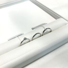 【HOSHI no SUNA 星の砂(ほしのすな)の口コミ】 メインのダイヤモンドの両サイドから輝くように細やかなダイヤモンドがデ…