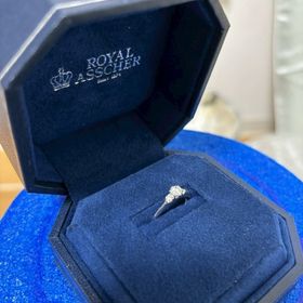 【ROYAL ASSCHER(ロイヤル・アッシャー)の口コミ】 婚約指輪のダイヤの輝きが段違いで美しく素敵でした！
そして彼につけてる…