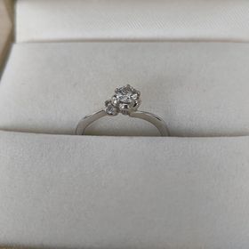 【LEGAN(レガン)の口コミ】 ダイヤを固定している部分が蕾のようになっており、ダイヤをより引き立た…