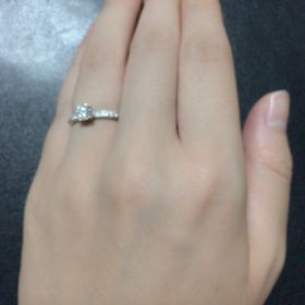 【エクセルコダイヤモンド(EXELCO DIAMOND)の口コミ】 ソリティアのデザインで、リングにもダイヤモンドを付いているものを色々…