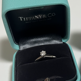 【ティファニー(Tiffany & Co.)の口コミ】 ティファニーの婚約指輪は、上品な輝きが魅力だと思います。長年愛される…