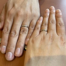 【銀座ダイヤモンドシライシの口コミ】 女性の方の指輪にはダイヤが連なって着いており、あまり見た事のないデザ…