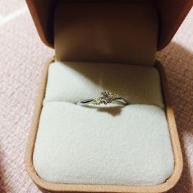 【AMOUR AMULET(アムール・アミュレット)の口コミ】 普段ゴールドのアクセサリーをつけることが多いので、エンゲージもマリッ…