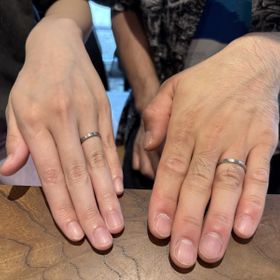 【ichi(イチ)の口コミ】 指輪な形は平打ちと甲丸で異なる形だが、ヘアラインを入れたことによって…