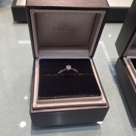 【アイプリモ(I-PRIMO)の口コミ】 シンプルで結婚指輪と重ね付け出来ることが決めてとなったようです。私は…