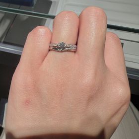 【銀座ダイヤモンドシライシの口コミ】 V字のデザインに繊細なフラッシュのゴージャスなメレダイヤが特徴的な指輪…