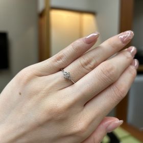 【BRILLIANCE+(ブリリアンスプラス)の口コミ】 サイドに小さなメレダイヤがあしらわれたデザインを選びました。
一見シン…