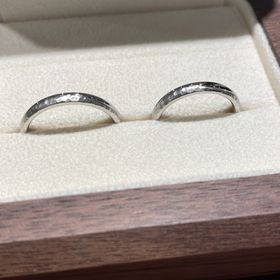 【TANZO.(鍛造指輪)の口コミ】 槌目のデザインをまっすぐではなく、波打つように掘ってもらいました。槌…