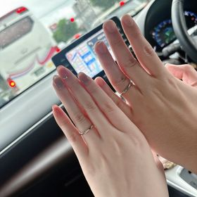 【ラザール ダイヤモンド(LAZARE DIAMOND)の口コミ】 指輪の上部分のみにダイヤが入っているため、婚約指輪と一緒にはめた時、…