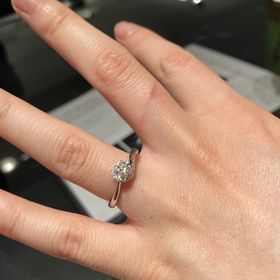 【銀座ダイヤモンドシライシの口コミ】 個性的な優雅なデザインで、婚約期間だけでなく、歳を重ねても末長く身に…