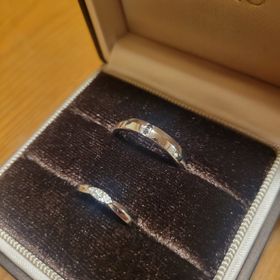 【アイプリモ(I-PRIMO)の口コミ】 シンプルながらも洗練されたデザインで、中央にあしらわれたダイヤモンド…