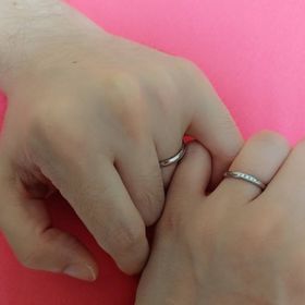 【銀座ダイヤモンドシライシの口コミ】 シンプルなのに洗礼されたデザインで、どんな服装にも合わせやすそうなと…