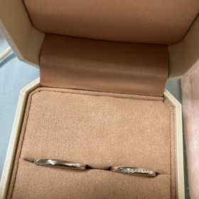 【TRECENTI(トレセンテ)の口コミ】 指輪の特徴は流れのあるデザイン！結婚指輪との重ね付けも違和感なくフィ…