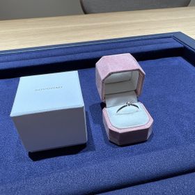 【BIJOUPIKO(ビジュピコ)の口コミ】 ダイヤモンドが綺麗ものが良かったので数個の中から選びました。
プロポー…