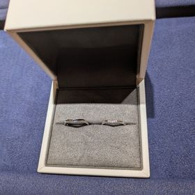 【COEUR D'OR(クゥドール)の口コミ】 細めのシンプルで可愛いデザインです。
女性用は中央にピンクダイヤが付い…