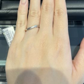 【エクセルコダイヤモンド(EXELCO DIAMOND)の口コミ】 ウェーブのデザインのものを探していて何点か持ってきていただき試着しま…