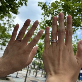 【銀座ダイヤモンドシライシの口コミ】 女性側はウェーブのデザインが好みで着け心地がいいと思います。
男性側は…