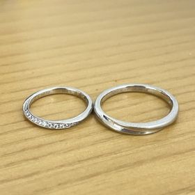 【銀座ダイヤモンドシライシの口コミ】 婚約指輪と同じ種類のものにしたので重ね付けをすることができ、婚約指輪…