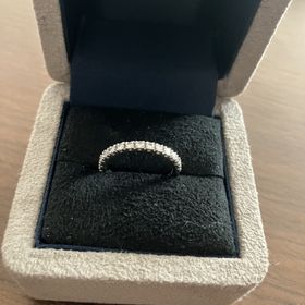 【BRILLIANCE+(ブリリアンスプラス)の口コミ】 スクエアで端までダイヤが輝き、作りがとてもしっかりしていて安心。手が…