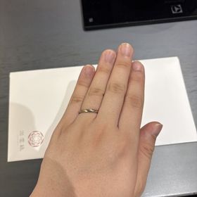 【出雲結(いずもゆい)の口コミ】 シンプルな曲線美と中央部の意匠が特徴的なとても綺麗な指輪です。シャン…