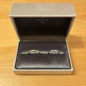 【GALA JEWELRY(ガラジュエリー)の口コミ】 ダイヤが埋め込まれていて服などに引っかからない普段使いしやすいデザイ…