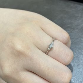 【TRECENTI(トレセンテ)の口コミ】 デザイン：サイドメレという、中央のダイヤモンドの両脇に小さいダイヤモ…