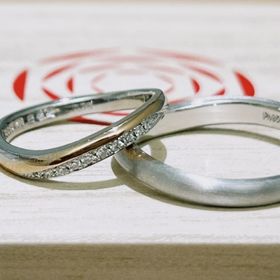 【出雲結(いずもゆい)の口コミ】 赤い糸に見立てたゴールドのラインが、被りずらいデザインでいいと思いま…