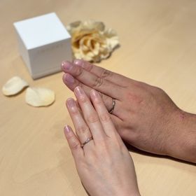 【ENUOVE(イノーヴェ)の口コミ】 デザインがとても良く、指輪の形状も私達好みで気に入りました。
色も様々…