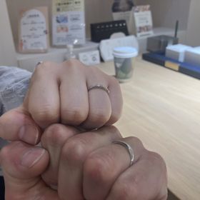 【TOWA(永遠)の口コミ】 女性側の指輪は光にあたるとダイヤが綺麗に輝くのでとても可愛いです。男…