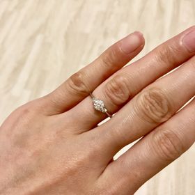 【MAGGIORE(マジョーレ)】の口コミ デザインは、メインのダイヤの両サイドに、小さなメレダイヤのあるリングが...