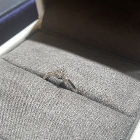 【COEUR D'OR(クゥドール)の口コミ】 センターダイヤモンドの両側にピンクダイアモンドが1粒ずつついたシンプル…