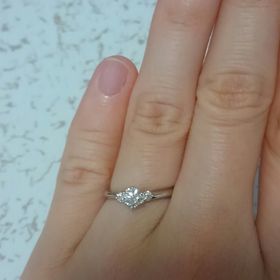 【銀座ダイヤモンドシライシの口コミ】 一般的な立て爪のデザインはつまらないと思っていたが、この指輪はダイヤ…