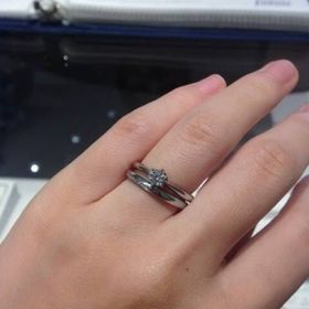 【銀座ダイヤモンドシライシの口コミ】 デザインはシンプルで値段も控えめなものを検討していました。ダイヤモン…