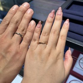 【TOMOE(トモエ)の口コミ】 かなり捻れたウェーブのデザインが印象的。
男性女性どちらもウェーブのデ…