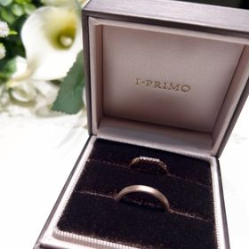 【アイプリモ(I-PRIMO)の口コミ】 ペアデザインの結婚指輪にしました。女性用は5粒のダイヤがキラキラと可愛…