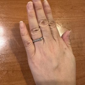【ラザール ダイヤモンド(LAZARE DIAMOND)の口コミ】 リングはストレートのタイプで、センターのダイヤモンド中心に左右にメレ…