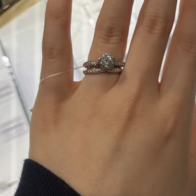 【シャネル(CHANEL)】の口コミ とにかくデザインがかわいいです。結婚指輪と重ね付けしてもかなりかわいい...