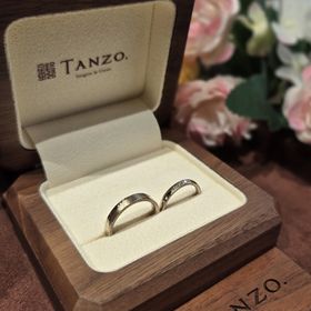 【TANZO.(鍛造指輪)の口コミ】 側面のスターダスト加工、表面のマット加工等の加工を施した。
色もシャン…