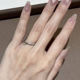 【ラザール ダイヤモンド【取扱店販売】の口コミ】 いくつか試着した中で、「スイートアイヴィ」の繊細なウェーブと華やかな…