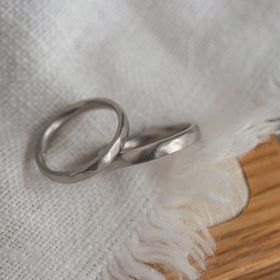 【Cayof(カヨフ)の口コミ】 緩やかな槌目が施された「ロータス」に、テクスチャーは柔らかい印象をも…