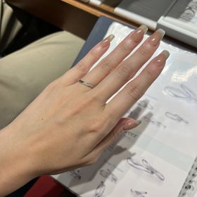 【銀座ダイヤモンドシライシの口コミ】 指が綺麗に見えるデザインでした。
シンプルすぎず派手すぎず、ちょうどい…