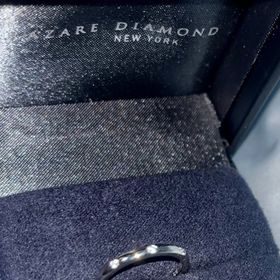 【ラザール ダイヤモンド(LAZARE DIAMOND)の口コミ】 シンプルながらも上品なデザインで、手元を美しく見せてくれます。普段使…