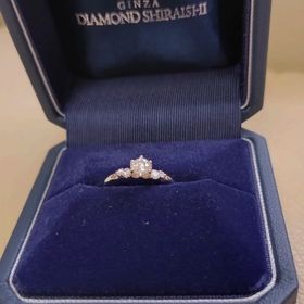 【銀座ダイヤモンドシライシの口コミ】 真ん中に大きめのダイヤ、左右に小ぶりのダイヤがありシンプル目だけど華…