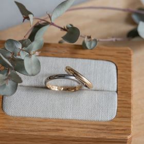 【Cayof(カヨフ)の口コミ】 夫婦でそれぞれカラーにこだわりがありましたが、指輪の表側は自分のカラ…