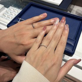 【銀座ダイヤモンドシライシの口コミ】 婚約指輪と重ね付けするのに違和感がないシンプルなデザインで探していま…