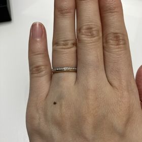 【4℃ BRIDAL(ヨンドシーブライダル)の口コミ】 店員さんが私に似合うと思うと選んでくれた指輪で、一目惚れでした。
フル…