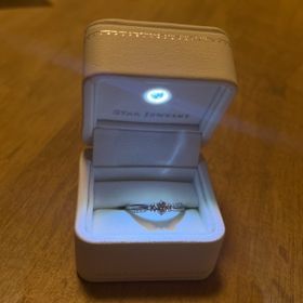 【STAR JEWELRY(スタージュエリー)の口コミ】 指輪のデザインは中央に大きめのダイヤがついている一般的な婚約指輪かと…