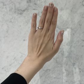 【STAR JEWELRY(スタージュエリー)】の口コミ 真ん中でしっかりと存在感を放つダイヤがあり、その周りに小さいダイヤが並...